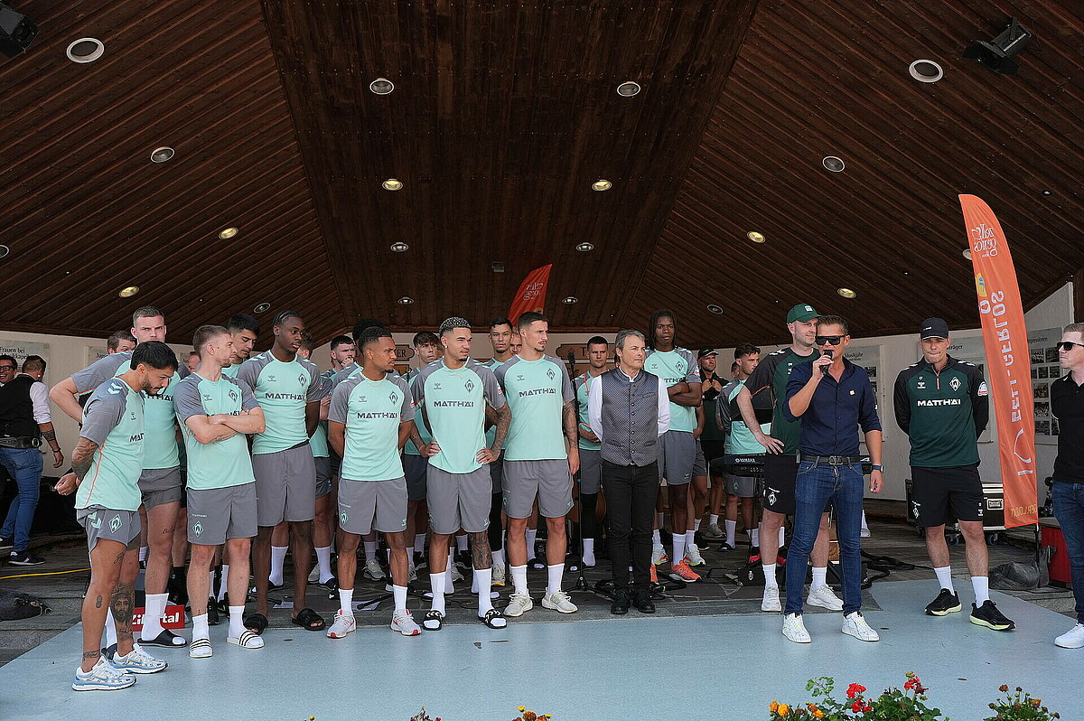 Die Werder-Mannschaft auf dem Zeller Marktplatz