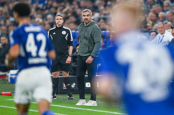 Thomas Reis on the sideline for Schalke. 