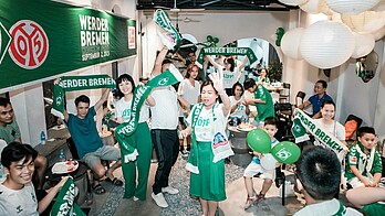 Menschen tanzen und jubeln bei der Watch Party in Hanoi.