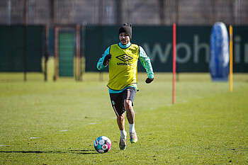 Leonardo Bittencourt setzt im Werder-Training mit dem Ball am Fuß zum Sprint an.