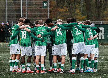 Werders U19 im Kreis vor dem Spiel