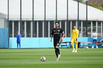 Leonardo Bittencourt dribbling with a ball. 