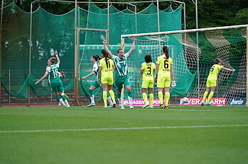 Der Ball zappelt im Netz, die Werder-Frauen jubeln. 