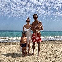 Sonne tanken auf Kreta: Theodor Gebre Selassie ist mit Frau Leona und seinen Kids auf der größten griechischen Insel im Urlaub (Foto: privat).