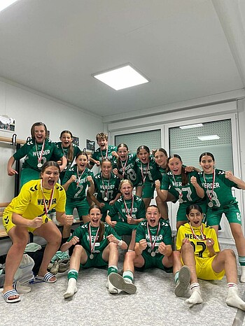 Die U15 jubelt nach dem Pokalsieg in der Kabine.