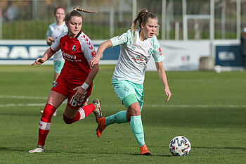 Werder-Spielerin Margarita Gidion im Zweikampf gegen den SC Freiburg. 