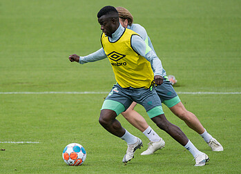 Kebba Badjie im Zweikampf beim Training 