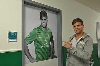 Niclas Füllkrug vor seiner Zimmertür im Werderinternat. 