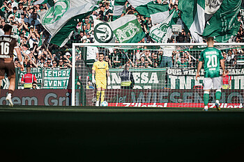 Zetterer mit Ball am Fuß im Strafraum. 