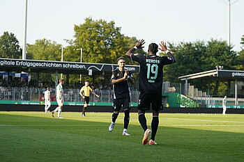 Derrick Köhn und Justin Njinmah klatschen sich nach dem 1:0 ab. 