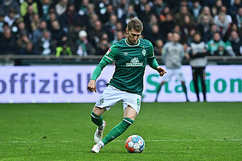 Mitchell Weiser im Werder-Trikot am Ball.