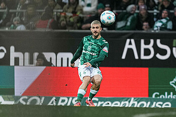 Romano Schmid schlägt einen Ball im Heimspiel gegen Holstein Kiel