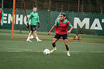 Felix Agu mit Ball am Fuß im Training. 