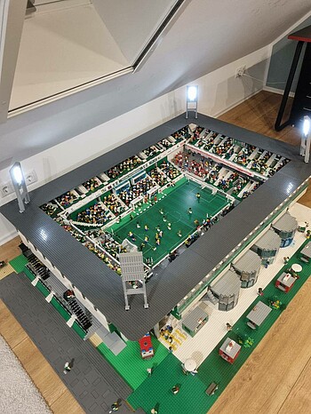 Tammes Legostadion in seinem Zimmer. 