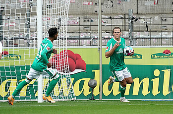 Niclas Füllkrug jubelt im Hinspiel gegen Freiburg nach seinem Elfmetertor.