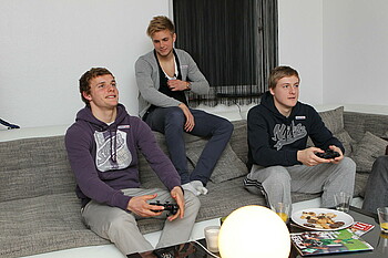 Lennart Thy spielt ein Videospiel mit Felix Kroos.