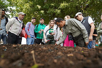 Bei der Führung wird gezeigt wie der nachhaltige Bio-Baumwolle-Anbau funktioniert (Foto: W.DE).
