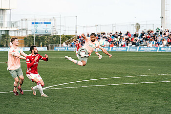 Giving his all already: Manuel Mbom missed with this scissor-kick. (Photo: W.DE)