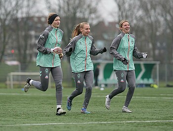 Sofja Nesterova, Emöke Papai und Kaylie Ronan laufen in einer Reihe.