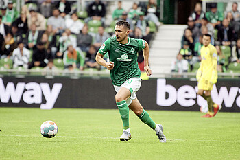 [Translate to Englisch:] Milos Veljkovic in the game against Hansa Rostock. 