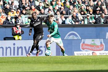 Werder-Spieler Romano Schmied im Dribbling mit dem Ball am Fuß.