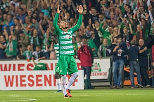 Der Mann für die wichtigen Tore: Nach einer Ecke erzielt der Dauerbrenner das erlösende Tor zum ersten Werder-Sieg der Saison 2016/17 (Foto: nordphoto).