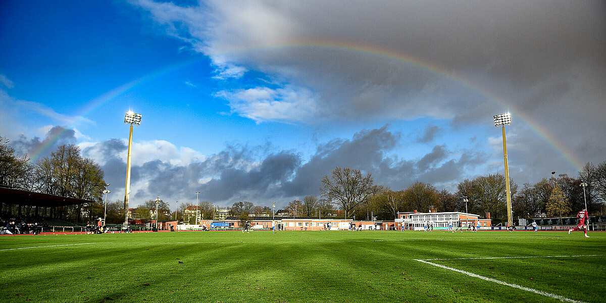 Ein Regenbogen über den Flutlichtmasten von Platz 11.