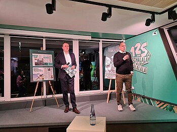 Klaus Filbry und David Koopmann auf der Bühne in der Grünen Bude. 