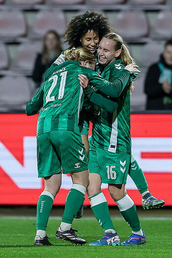 Amira Arfaoui und Emöke Papai bejubeln ihre Tore.