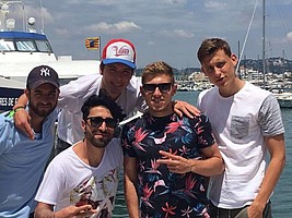 Maxi Eggestein, Lukas Fröde und Levent Aycicek entspannen in diesen Tagen mit Freunden auf Ibiza (Foto: Instagram/leventaycicek10).