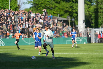 Musah läuft mit dem Ball.