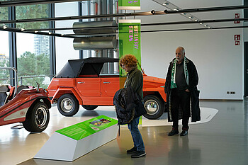 Die Teilnehmenden schlendern durchs Museum (Foto: WERDER.DE).