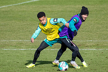 Felix Agu und Leonardo Bittencourt im Zweikampf beim Training des SV Werder Bremen.