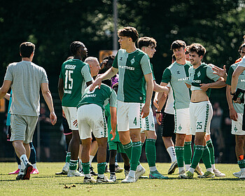 Aleander Höck steht auf dem Spielfeld.