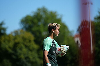 Mio Backhaus holding a ball in his hands.