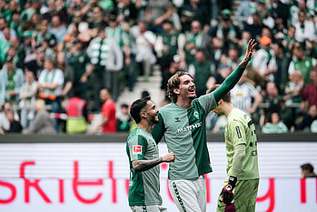 Nick Woltemade celebrates his first Bundesliga goal against Borussia Mönchengladbach. 