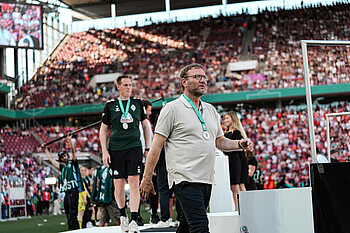 Thomas Horsch mit der Silbermedaille im Rheinenergiestadion.
