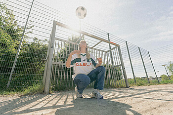 Juliane Wirtz wirft einen Ball in die Luft.