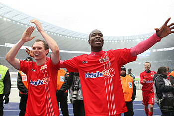 John Jairo Mosquera und Patrick Kohlmann feiern den Sieg im Olympiastadion. 