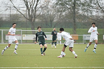 Jakob Löpping will den Ball erobern.