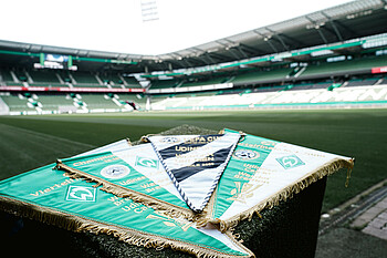 Wimpel vom Udinese-Spiel am Spielfeldrand des Weserstadions.