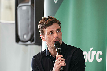 Clemens Fritz am Mikrofon. 