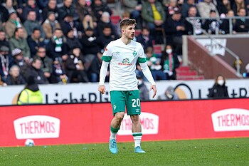 Werder-Spieler Romano Schmid steht gegen St. Pauli auf dem Feld.