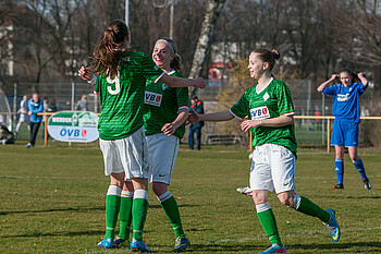 Pia Wolter umarmt lachend eine Spielerin mit der Nummer 9 auf dem Rücken.