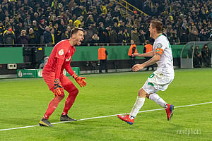 Jiri Pavlenka hält, Max Kruse trifft! Ekstase in Dortmund nach dem Halbfinal-Einzug im Elfmeterschießen.