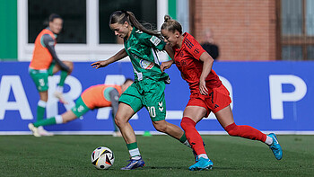 Tuana Mahmoud läuft mit dem Ball am Fuß, hinter ihr läuft Giulia Gwinn.