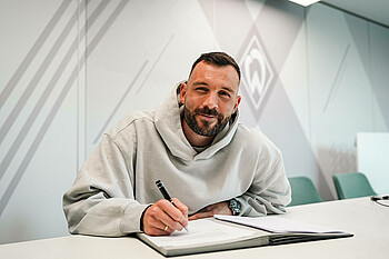 Markus Kolke signs his contract.