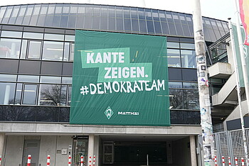Ein Banner am Stadion. 