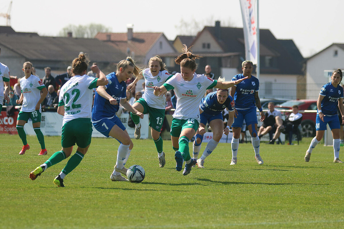 Emilie Bernhardt im Zweikampf beim Spiel in Sand