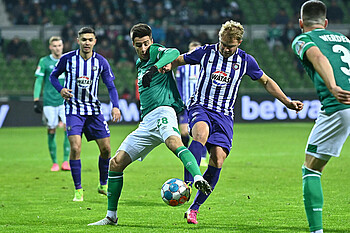 Werder’s Ilia Gruev battles with an Erzgebirge player.